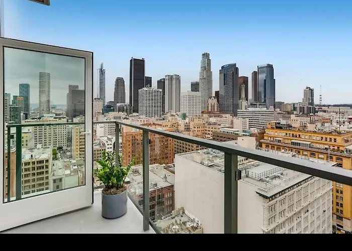 Gorgeous 3Br High-Rise With Pool, Spa & City Views