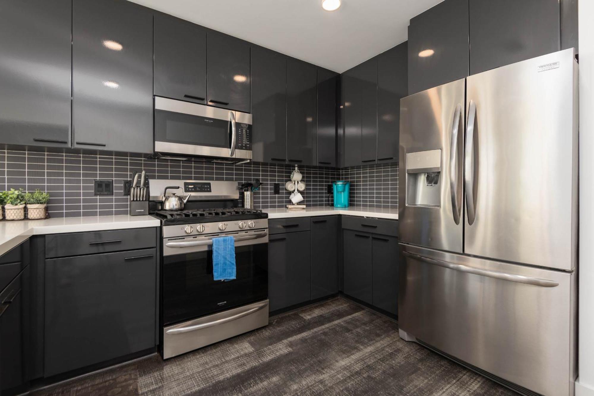 Gorgeous 3br High-rise With Pool, & Views * Los Angeles