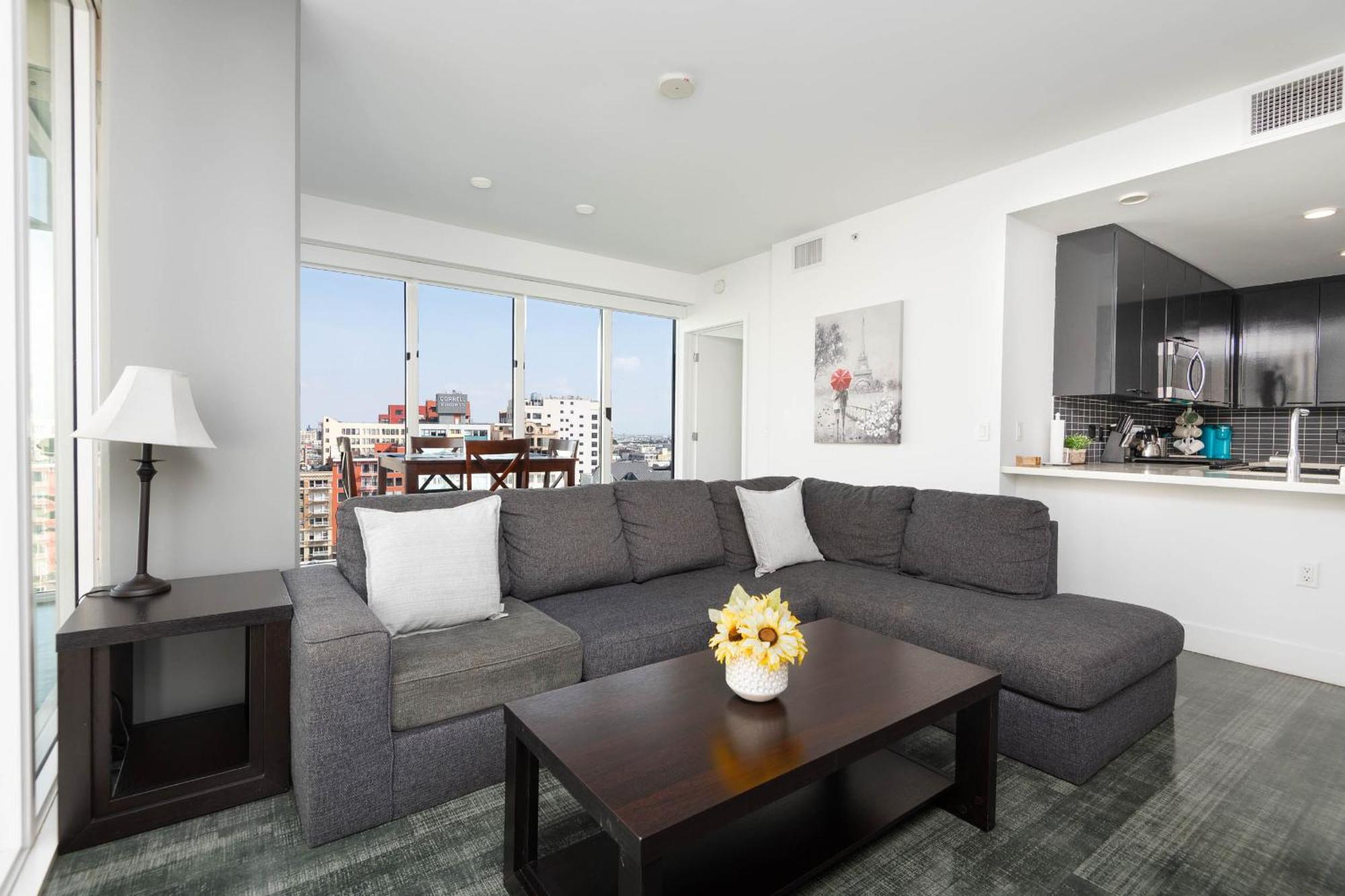 Gorgeous 3br High-rise With Pool, & Views Apartamento