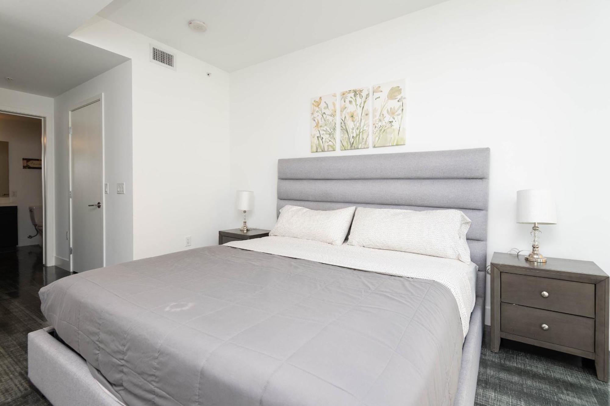 Gorgeous 3br High-rise With Pool, & Views *