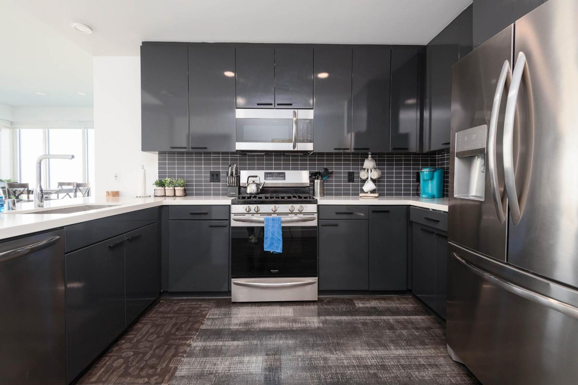 Gorgeous 3br High-rise With Pool, & Views * Los Angeles