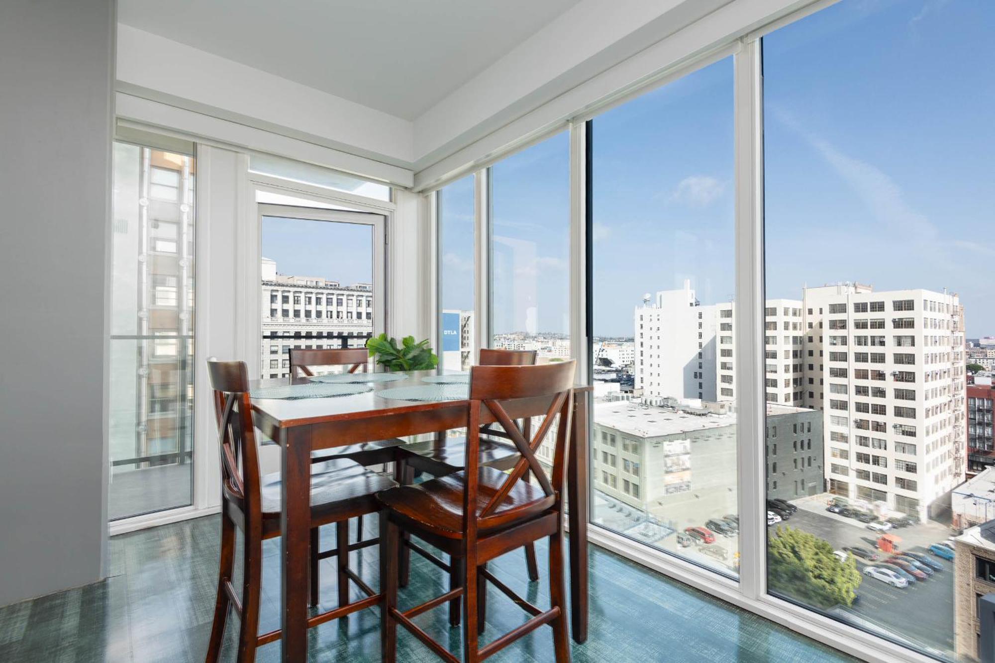Gorgeous 3br High-rise With Pool, & Views Los Angeles