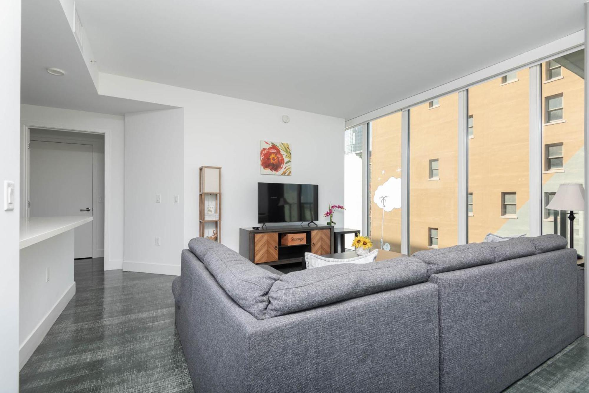 Gorgeous 3br High-rise With Pool, & Views