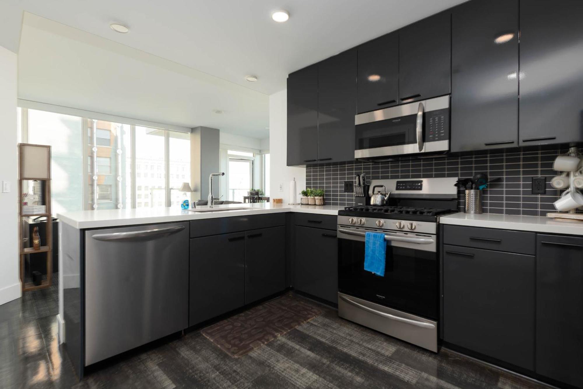 Gorgeous 3br High-rise With Pool, & Views *