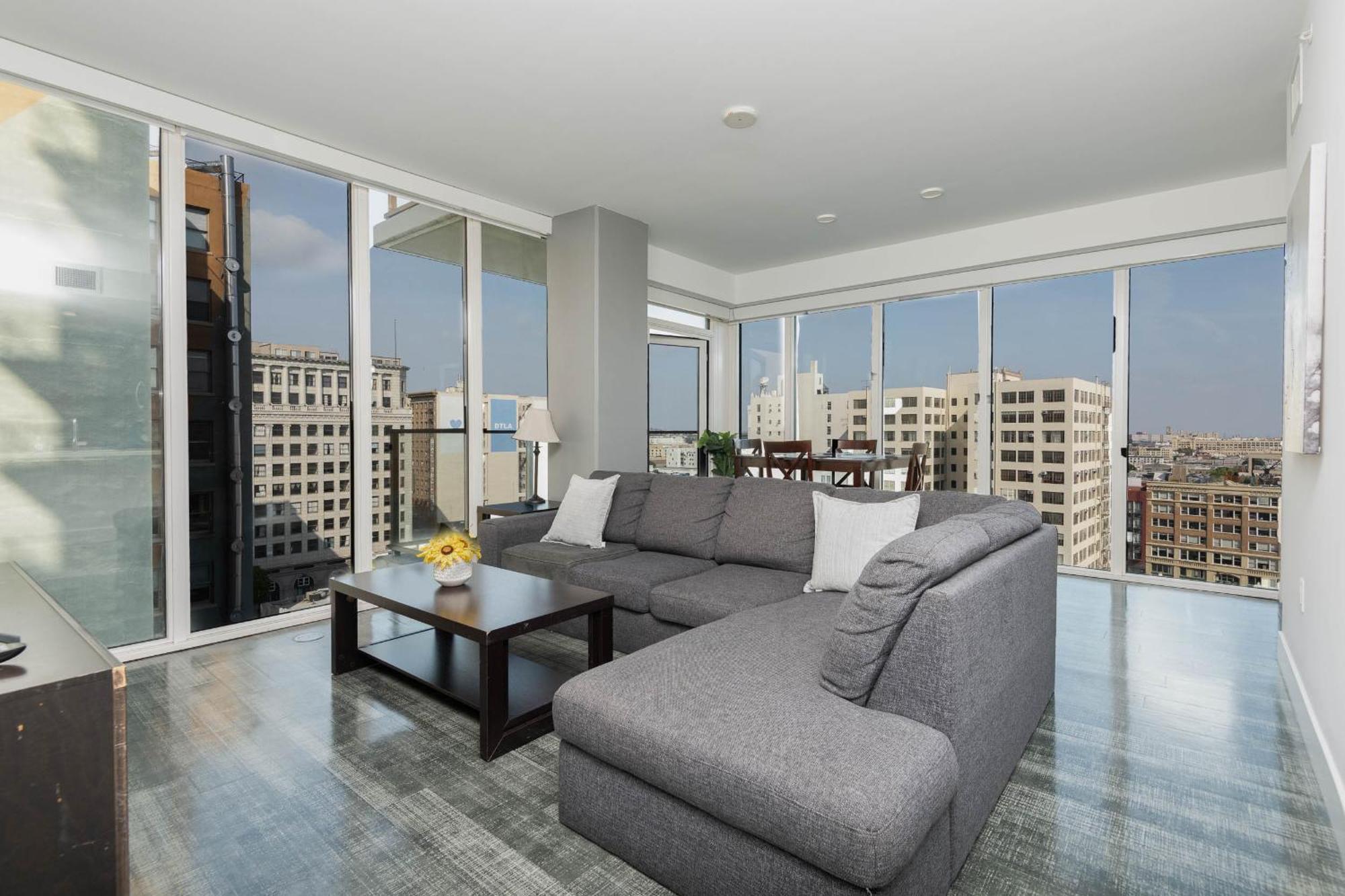 Gorgeous 3br High-rise With Pool, & Views Los Angeles